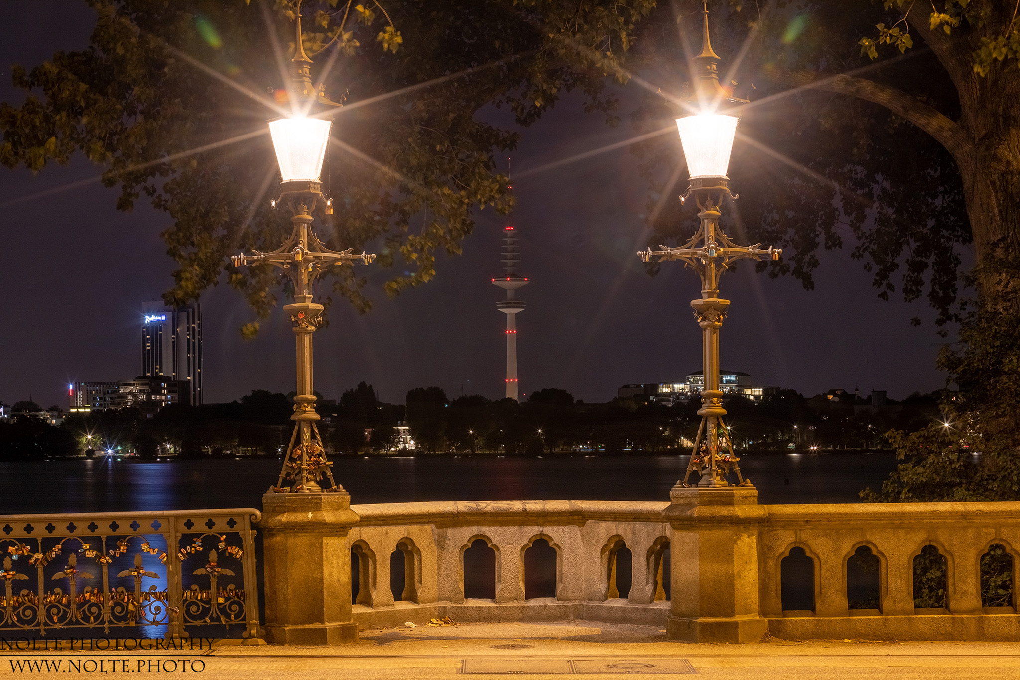 Telemichel, flankiert von historischen Strassenlaternen auf der Schwanenwik-Brücke.
